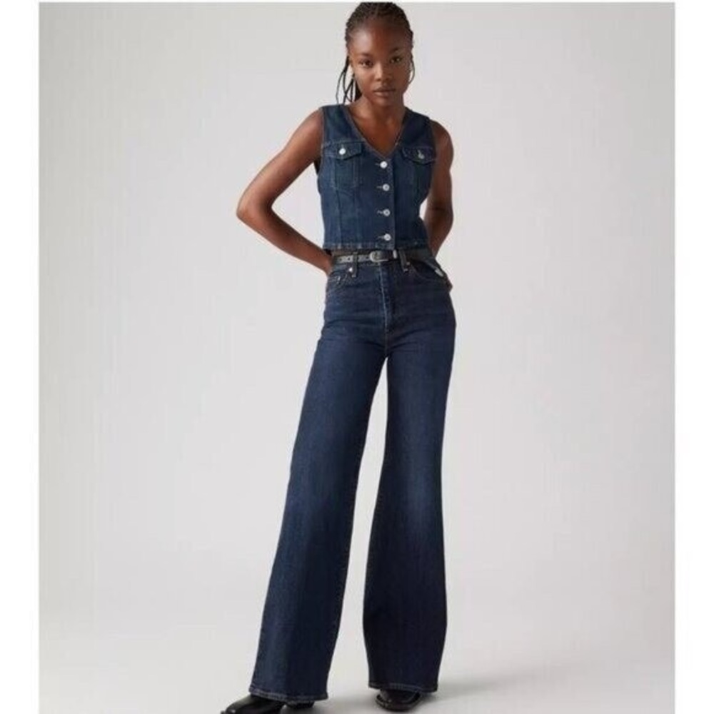 NWOT Levi Ribcage Bell Jeans